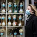El Gobierno de Francia, como el español, restó importancia a las mascarillas como medio para evitar contagios al principio de la pandemia