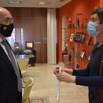 El consejero de Agricultura, Ganadería y Desarrollo Rural, Jesús Julio Carnero, felicita a la doctora Mari Cruz García