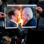 Iraníes queman fotografías de Emanuel Macron y Benjamin Netanyahu