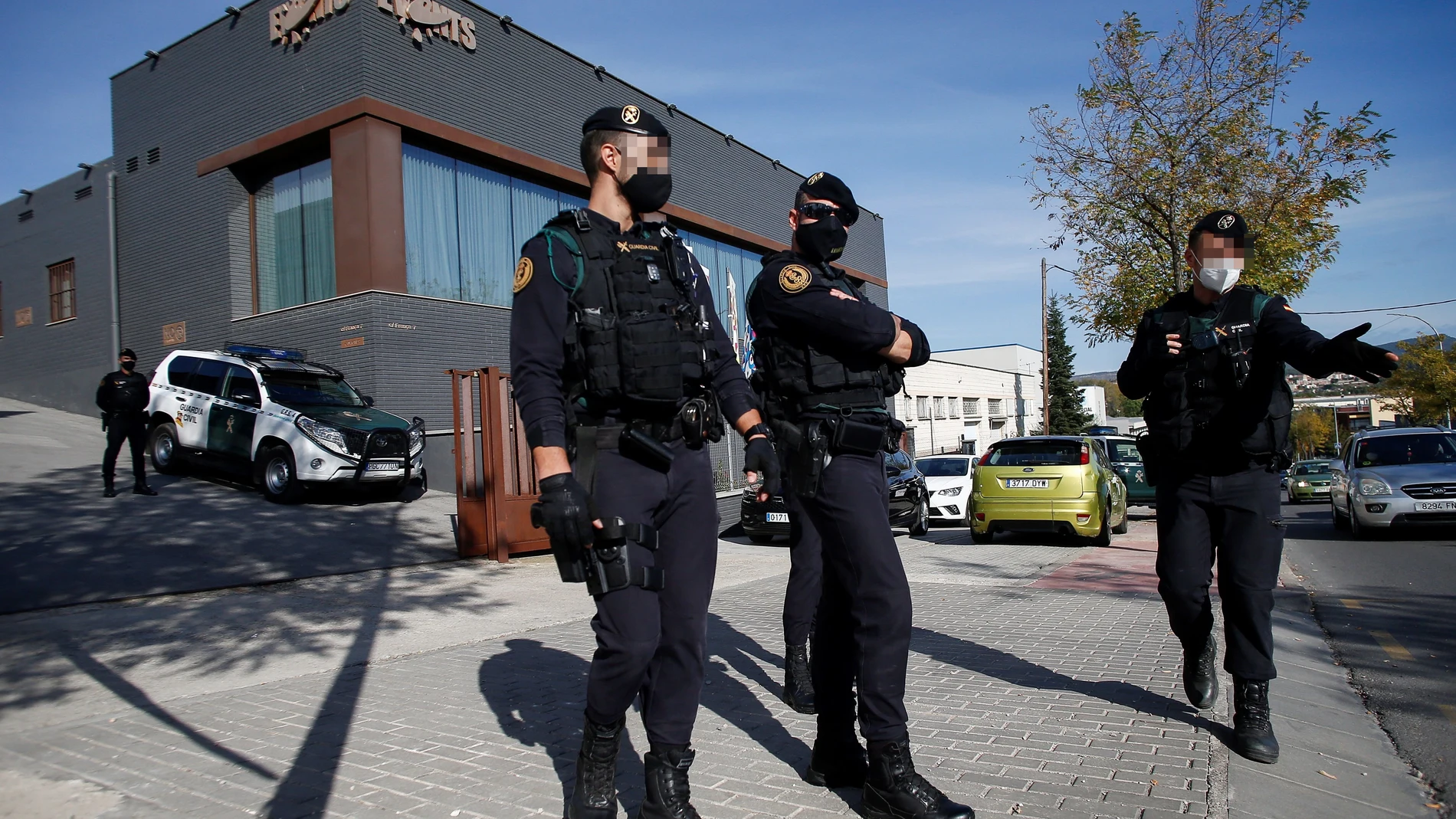 Agentes de la Guardia Civil custodian la sede de la empresa Events en Igualada (Barcelona) en el marco de una investigación judicial por presunto desvío de fondos para financiar los gastos del expresidente en Waterloo, en la que han sido arrestadas personas de la máxima confianza de su círculo, como el exconseller de ERC Xavier Vendrell, el exalto cargo de CDC David Madí, y el editor Josep Lluís Alay.