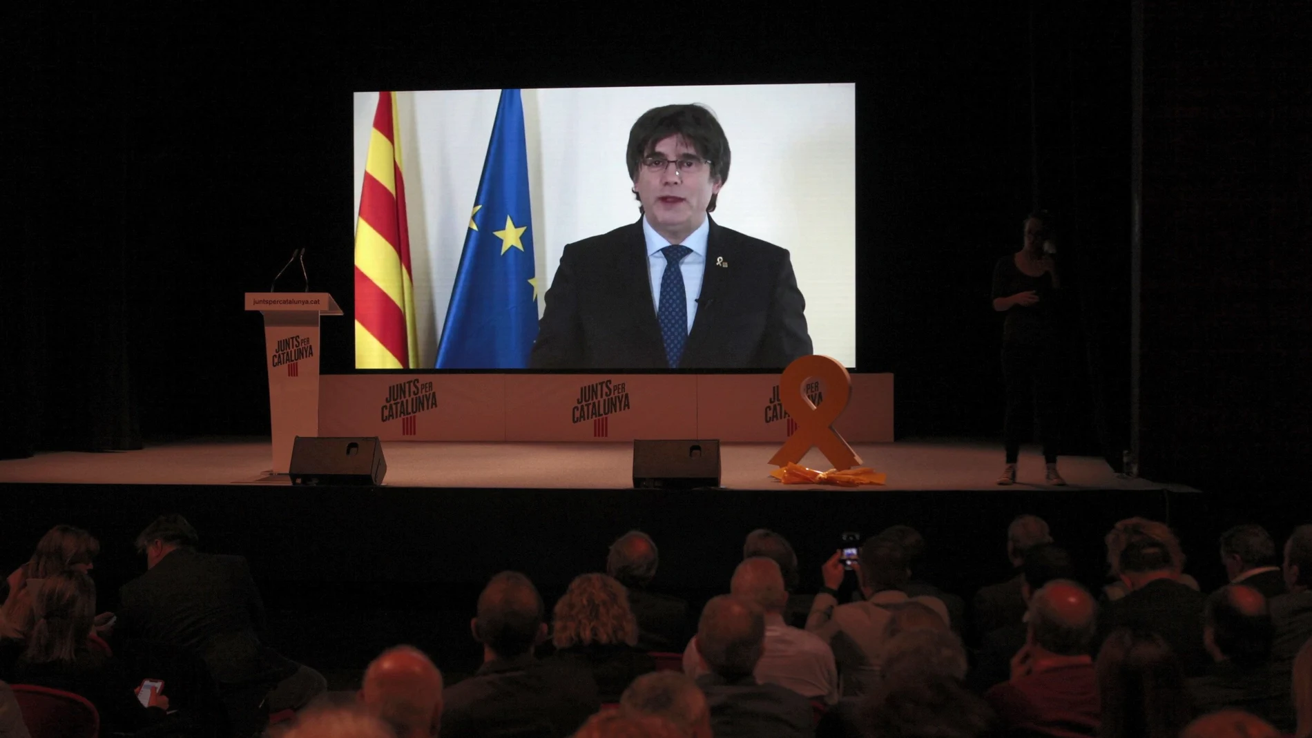 El expresidente de la Generalitat Carles Puigdemont durante su intervención por videoconferencia en el acto electoral de JxCat