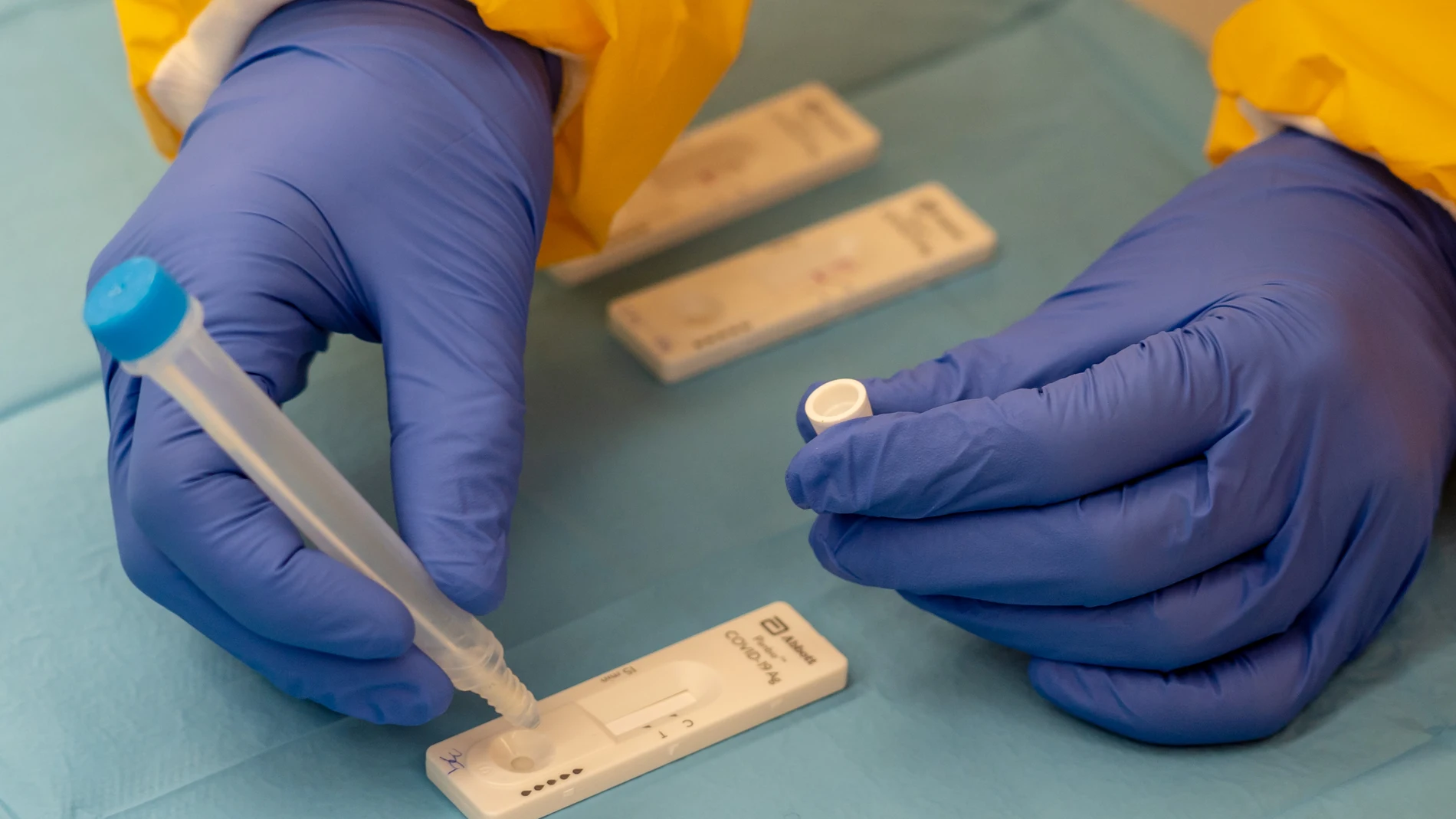 Imagen de un sanitario realizando un test de antígenos