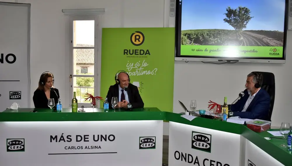 Carlos Alsina entrevista al consejero de Agricultura, Ganadería y Desarrollo Rural, Jesús Julio Carnero, y a la presidenta de la D.O. Rueda, Carmen San Martín, en su programa "Más de Uno" de Onda Cero emitido desde Rueda