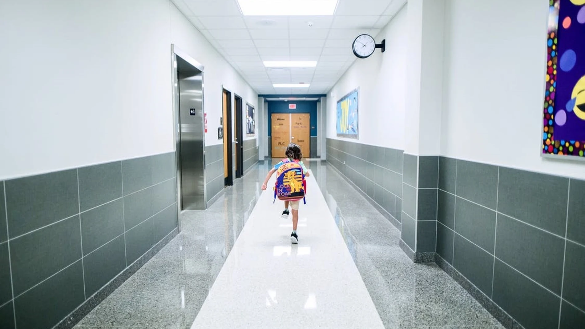 Un alumno en el pasillo de un centro escolar.