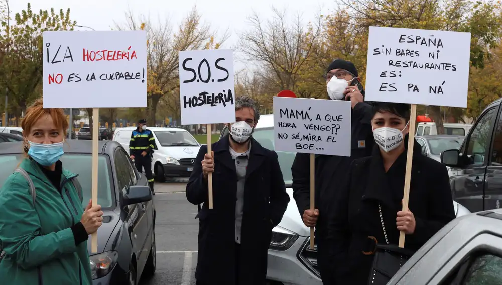 GRAF9303. SALAMANCA, 28/10/2020.- Los hosteleros de Salamanca cierran sus negocios contra las medidas adoptadas en el toque de queda y han convocado una protesta en coche por las calles de la capital salmantina. EFE/ Jmgarcia