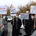 GRAF9303. SALAMANCA, 28/10/2020.- Los hosteleros de Salamanca cierran sus negocios contra las medidas adoptadas en el toque de queda y han convocado una protesta en coche por las calles de la capital salmantina. EFE/ Jmgarcia
