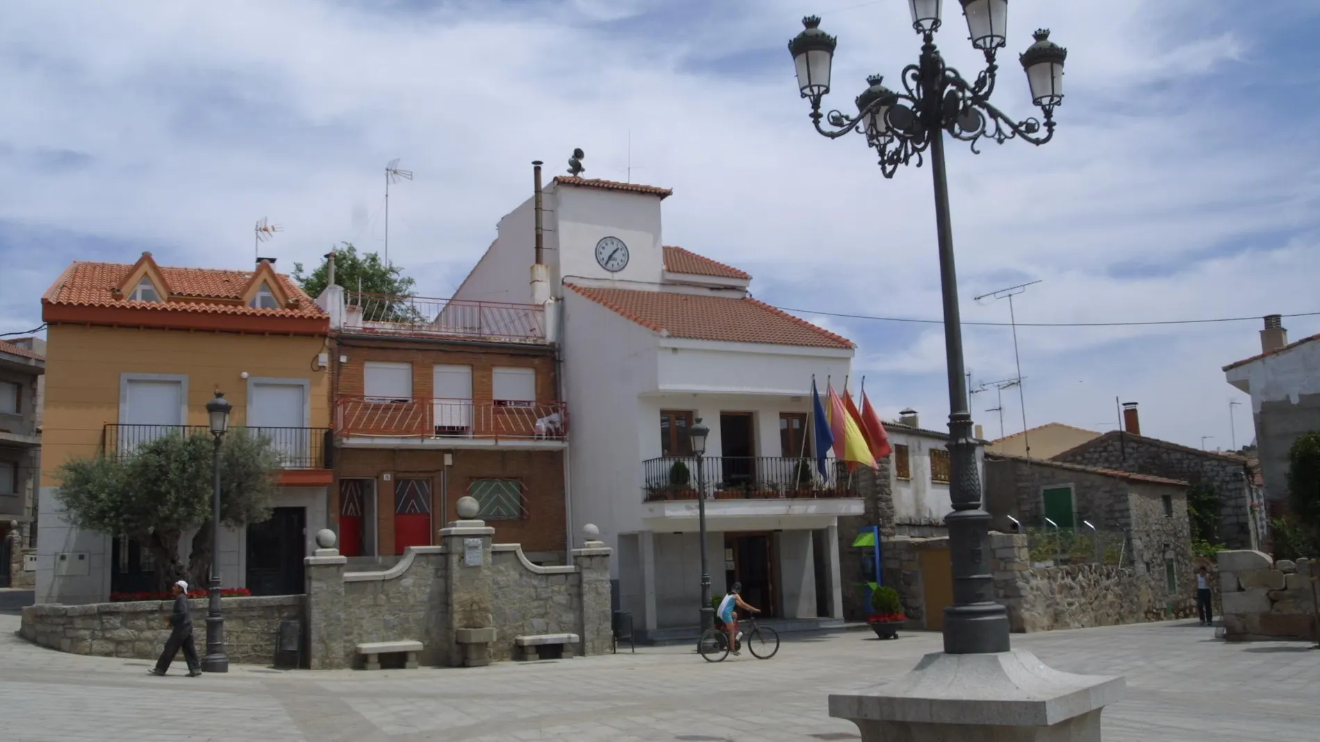 Imagen de la plaza central de Fresnedillas de la Oliva