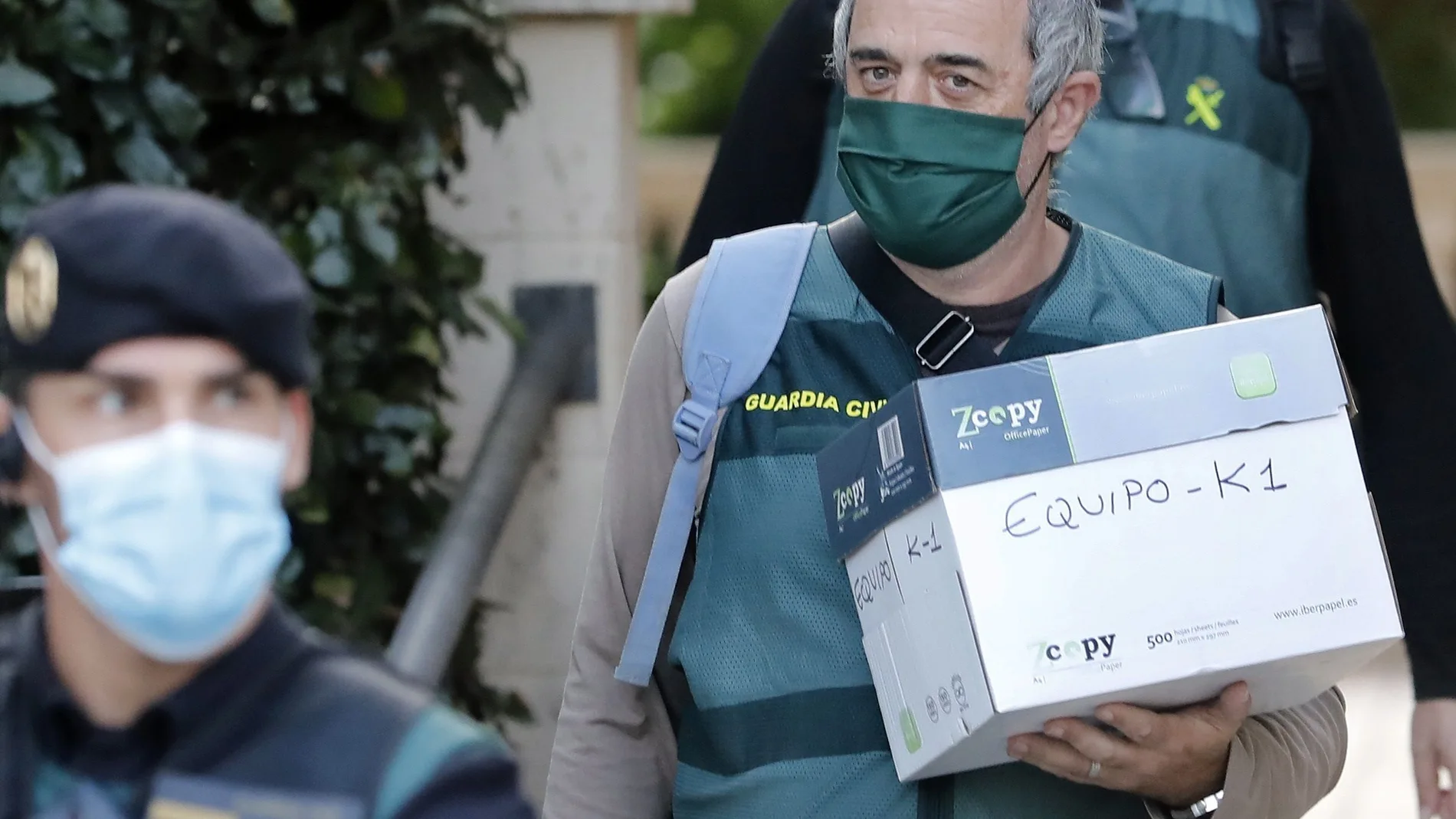 GRAFCAT3609. CABRERA DE MAR (BARCELONA), 28/10/2020.- Agentes de la Guardia Civil durante el registro en el ayuntamiento de Cabrera de Mar en el marco de una investigación judicial.