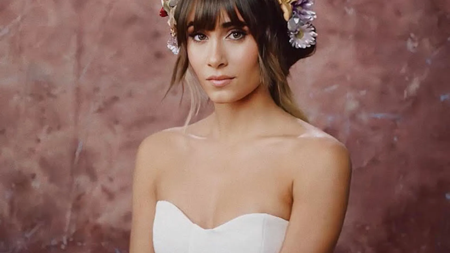 Aitana y el top blanco que te soluciona cualquier look.