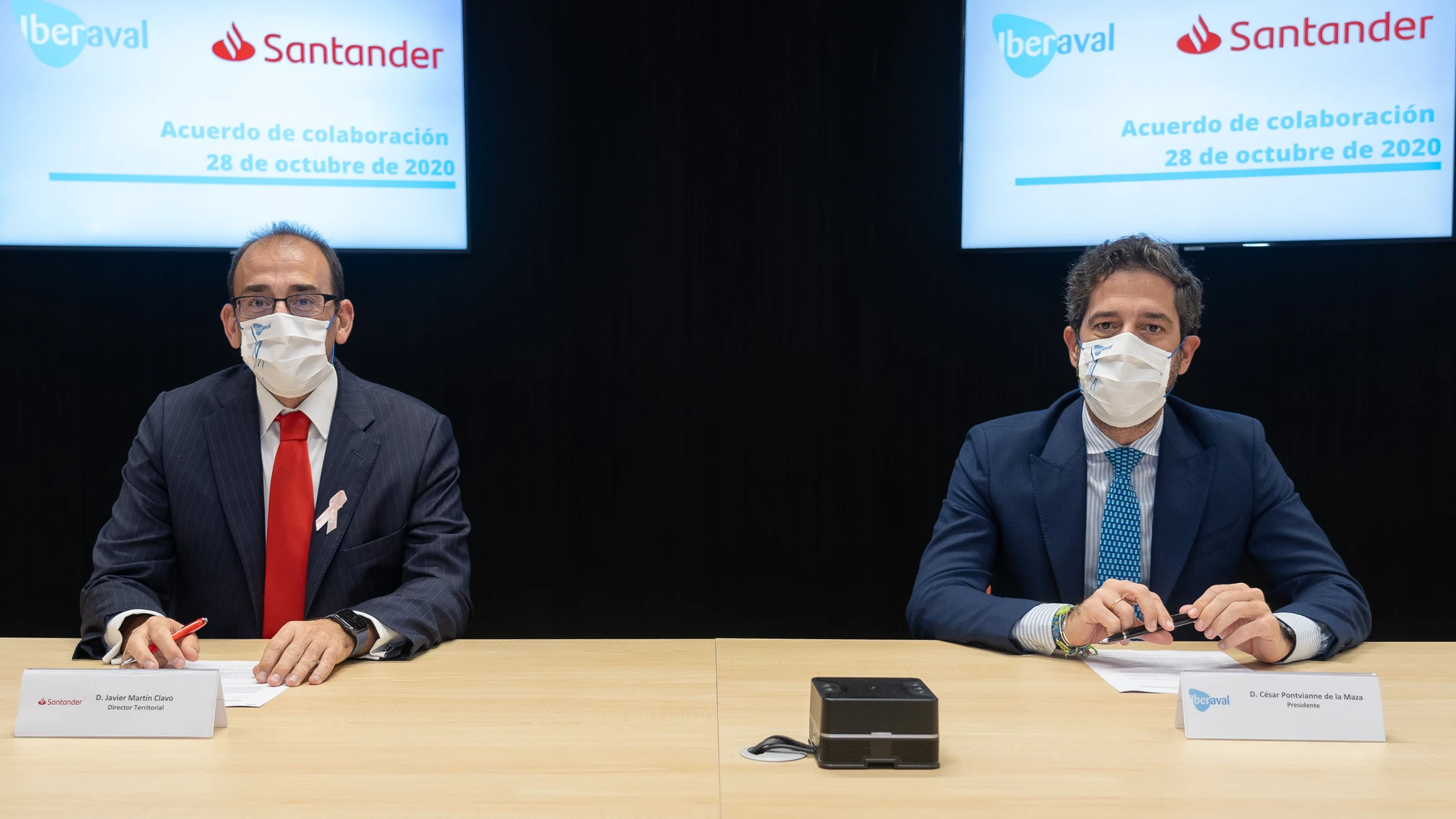 Firma de un convenio de colaboración entre Iberaval y el Banco Santander. En la imagen el presidente de Iberaval, César Pontvianne de la Maza (D), y el director territorial del banco Santander, Javier Martín Clavo (I)