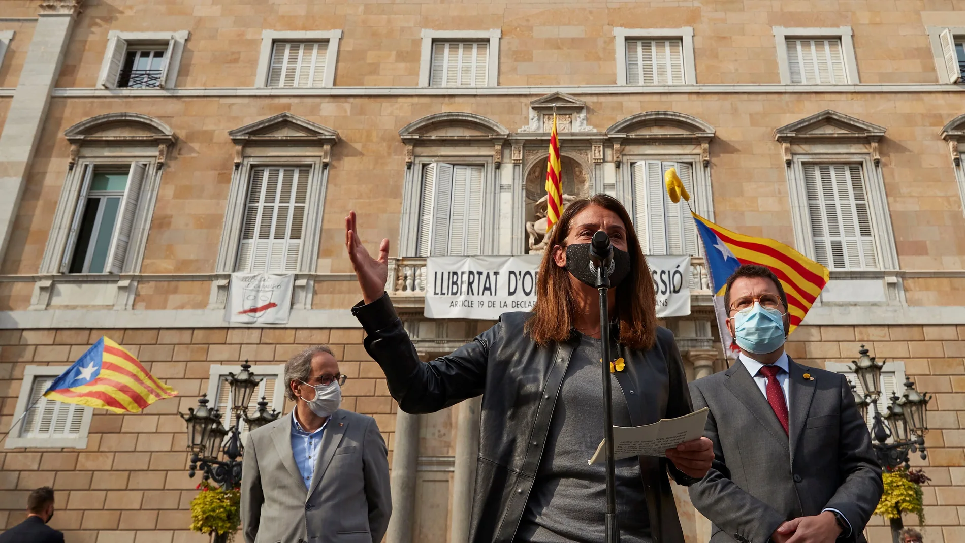 El vicepresidente de la Generalitat en funciones de presidente, Pere Aragonés, la consellera de Presidencia, Meritxell Budó, y el expresidente Quim Torra, durante la concentración que varias entidades independentistas llevaron a cabo la semana pasada tras las detenciones