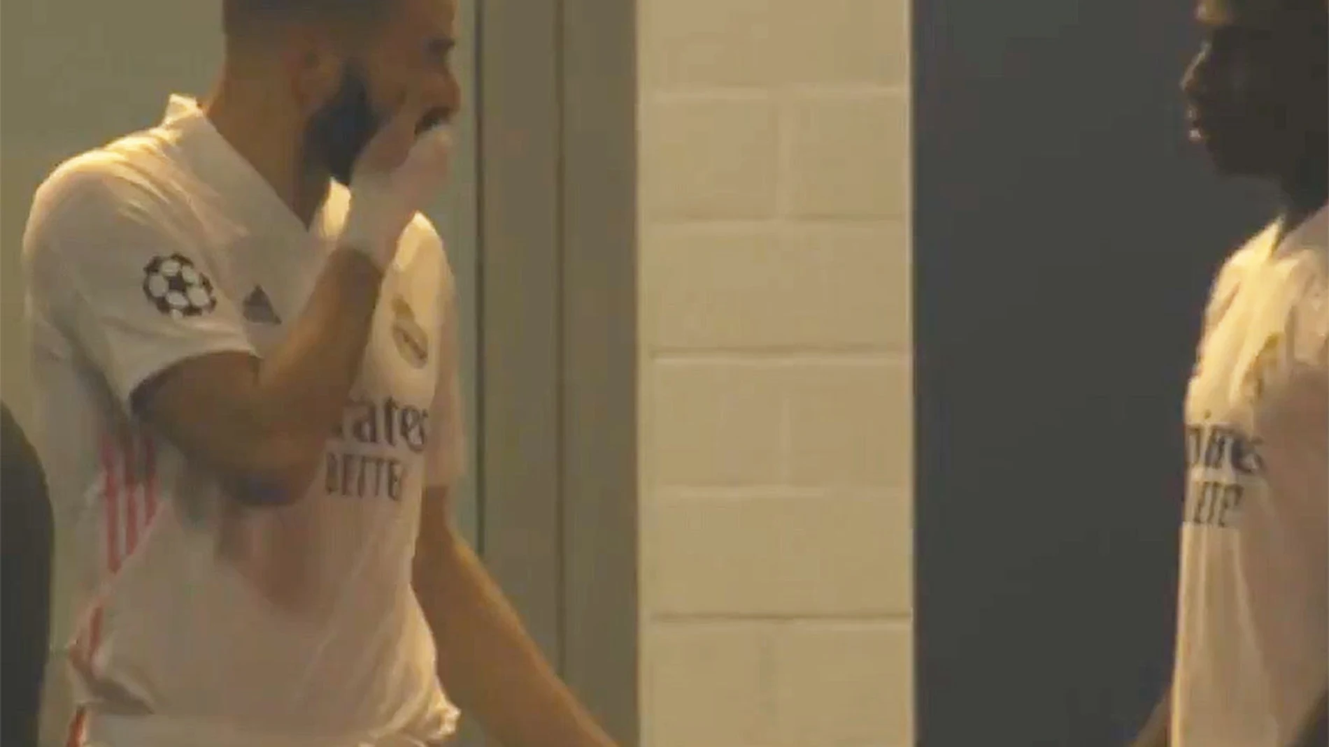 Benzema se dirige a Mendy en el túnel de vestuarios del Borussia Park.