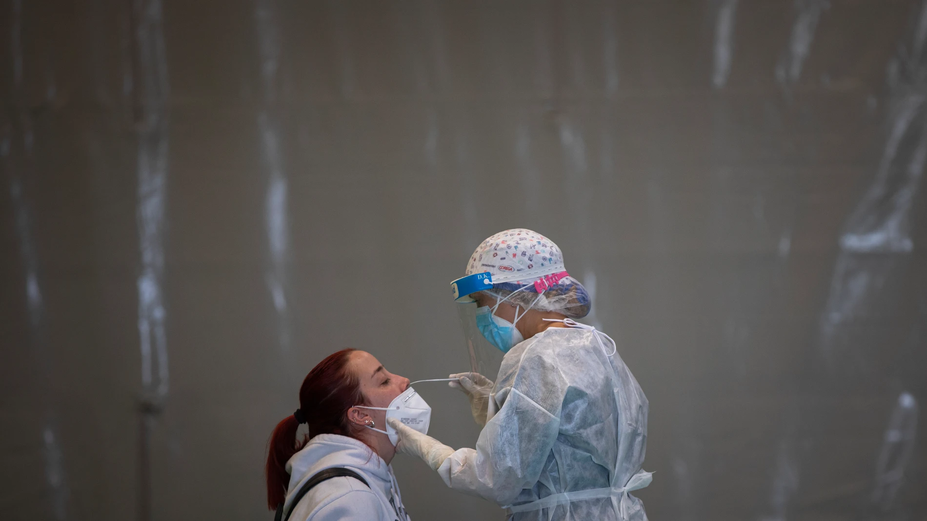 Sanitarios trabajando durante las pruebas de cribado de Covid-19 con test de antígenos en pabellones deportivos de Sevilla