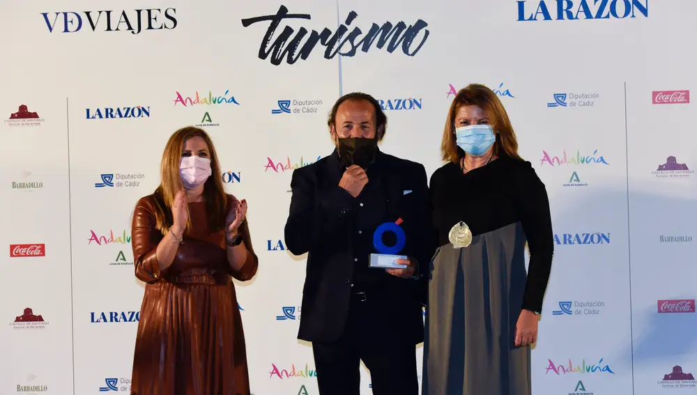 Irene García fue la encargada de entregar el trofeo a Francisco Pérez y a Belén Fuentes