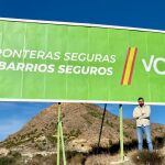 El presidente de Vox Murcia, José Ángel Antelo, junto a una valla contra la inmigración