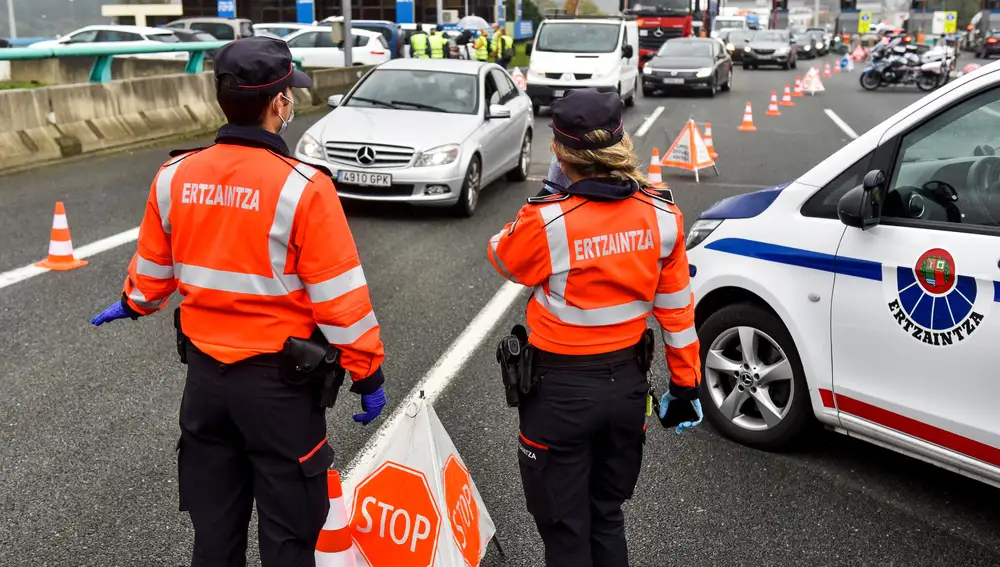 Agentes de la Ertzaintza han desplegado este miércoles un control de carretera en el peaje de Iurreta (Bizkaia), para velar por el cumplimiento de las restricciones de movilidad impuestas por el Gobierno Vasco.