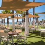 By the Sea Beach Club en Anantara Villa Padierna