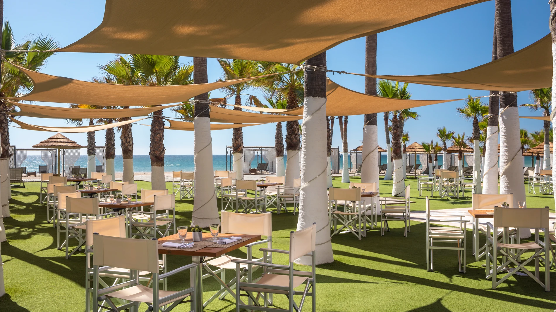 By the Sea Beach Club en Anantara Villa Padierna