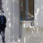 Agentes de la Guardia Civil durante una actuación en Cataluña. EFE/Andreu Dalmau