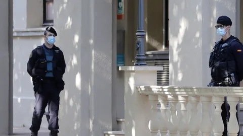 Agentes de la Guardia Civil durante una actuación en Cataluña. EFE/Andreu Dalmau