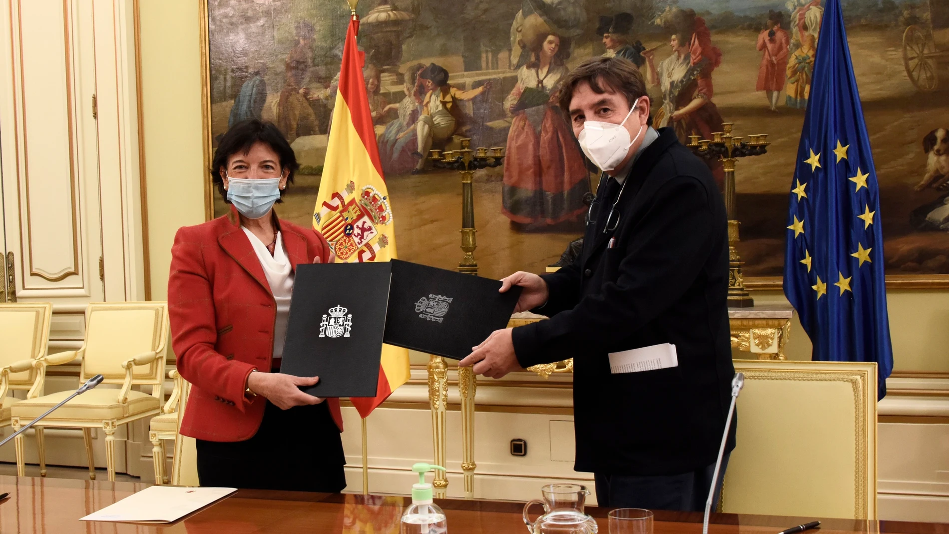 La ministra de Educación y FP, Isabel Celaá, y el director del Instituto Cervantes, Luis García Montero, en la firma del convenio de colaboraciónMINISTERIO DE EDUCACIÓN Y FP28/10/2020