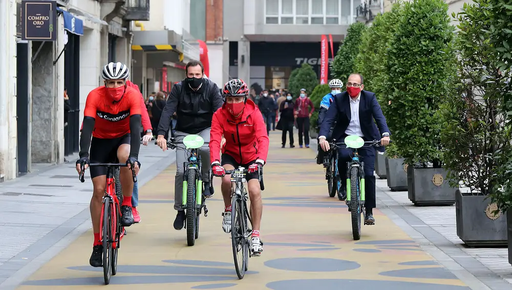 Los exciclistas Miguel Induráin y Martín Fiz participan en el Desafío que lleva su nombre por las calles de Valladolid junto al alcalde de la ciudad, Óscar Puente