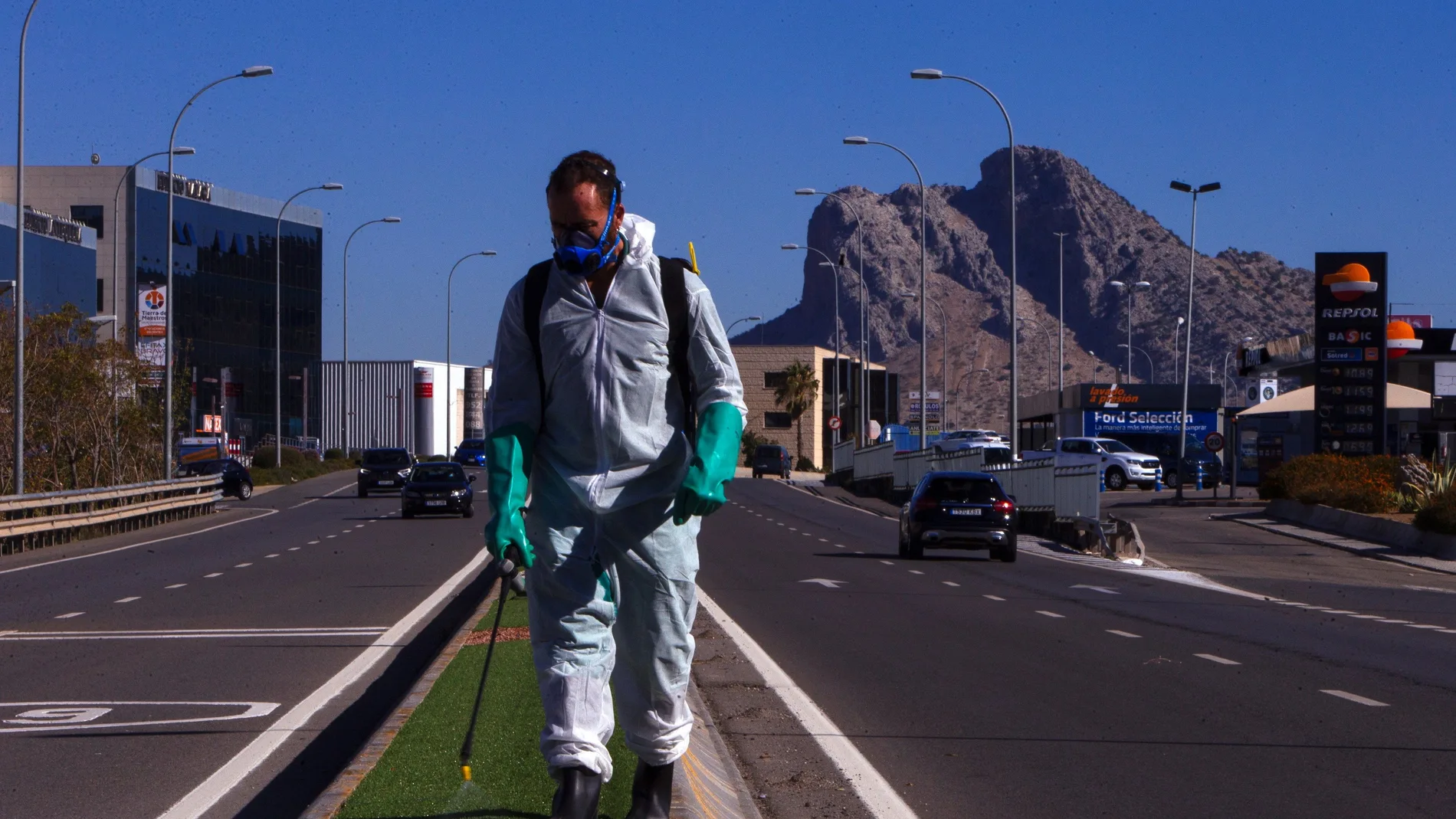 Un operario realiza funciones de mantenimiento en la autovía de acceso a Antequera