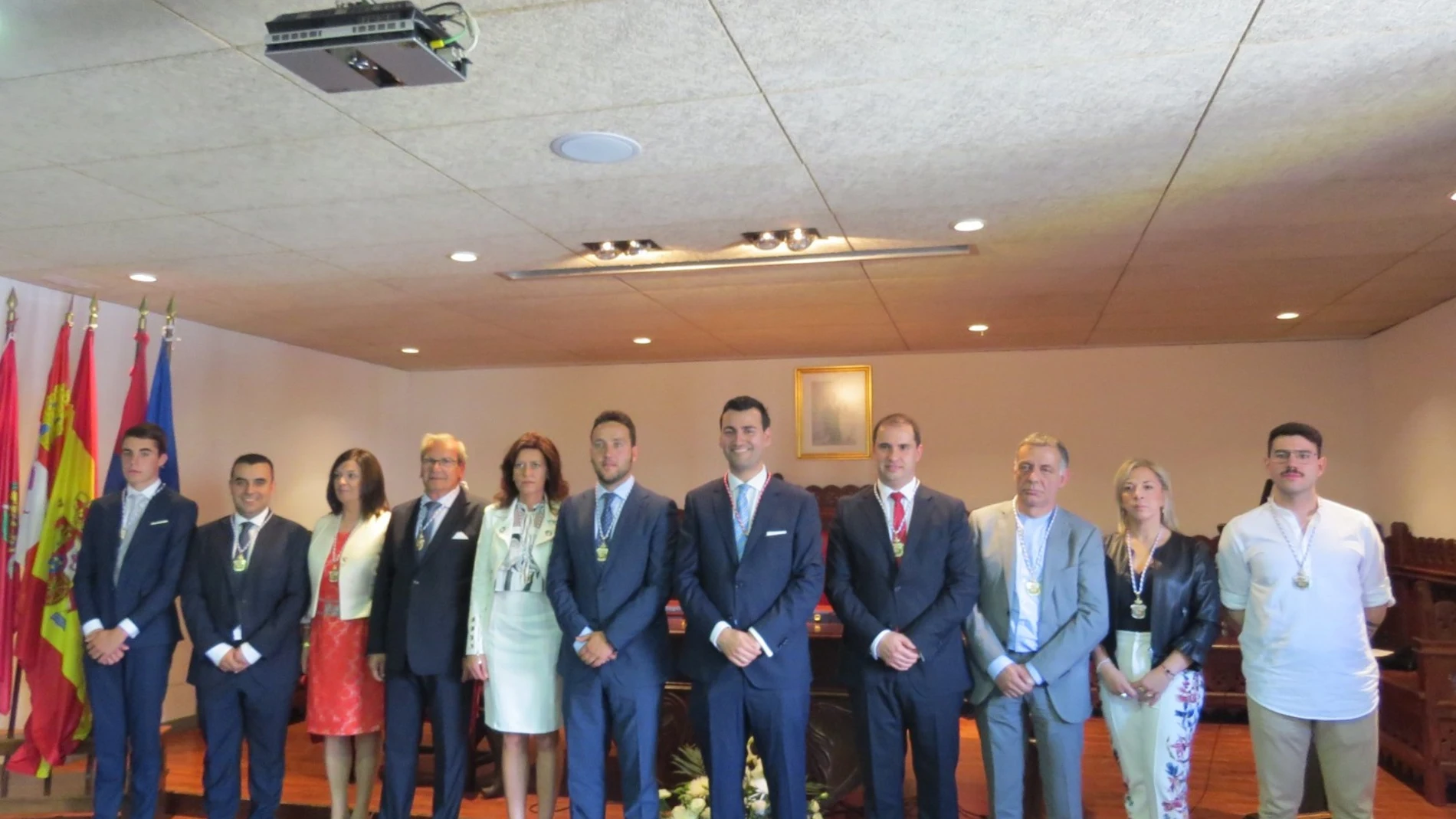 El alcalde de Medina de Rioseco, David Esteban, con los miembros de la corporación local