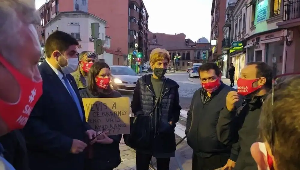 El alcalde de Ávila, Jesús Manuel Sánchez Cabrera, escucha a los hosteleros de la ciudad