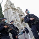 Agentes de la policía francesa cerca de la iglesia de Notre Dame, Niza, donde se produjo un ataque con cuchillo