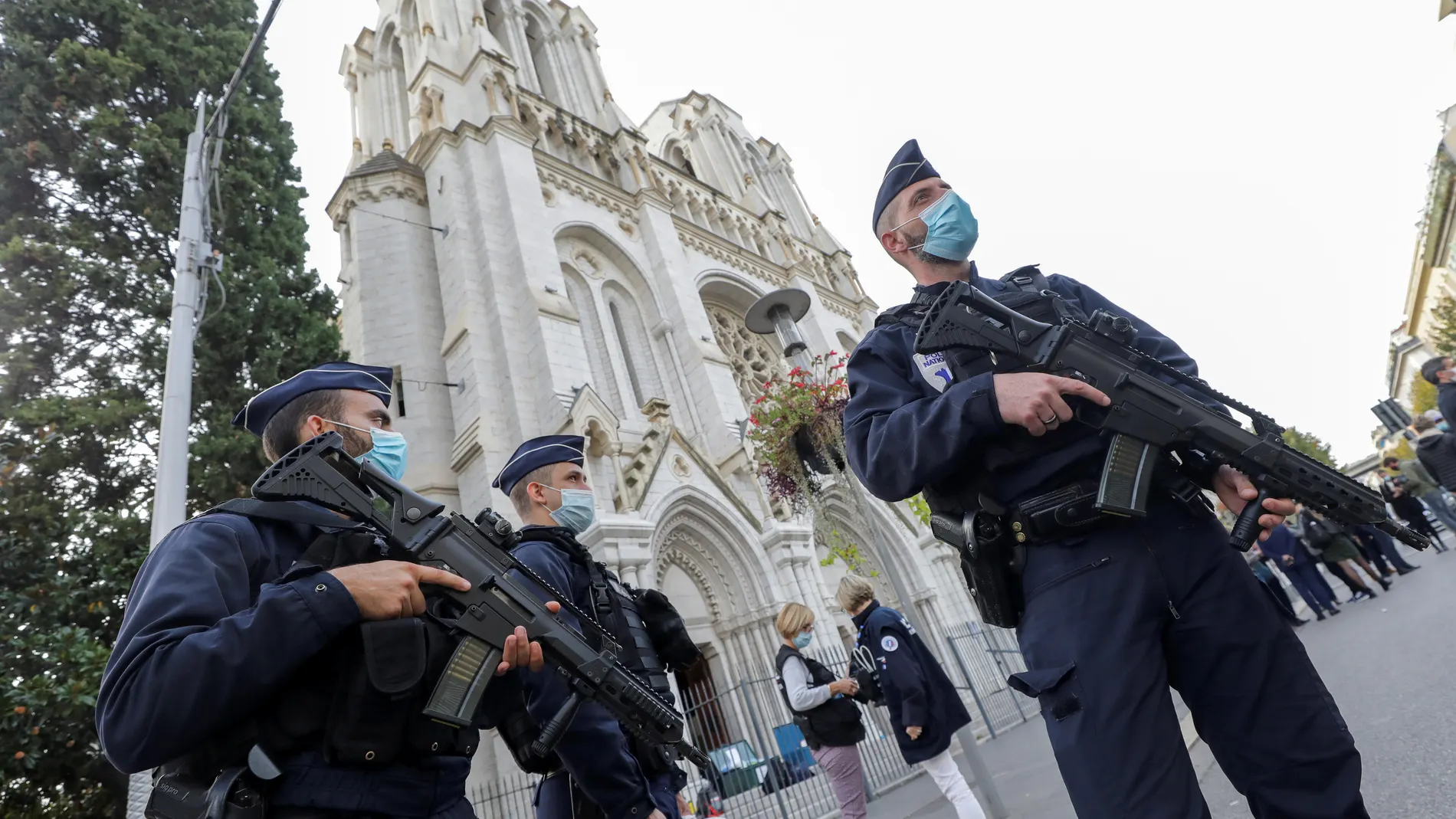 Agentes de la policía francesa cerca de la iglesia de Notre Dame, Niza, donde se produjo un ataque con cuchillo