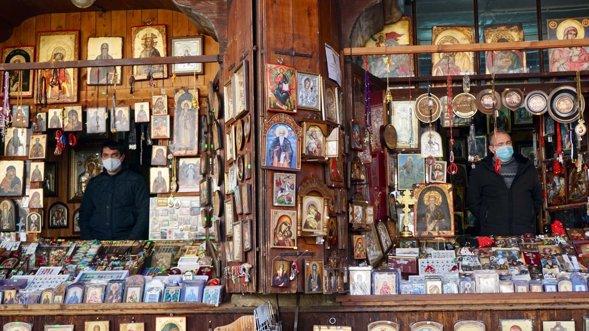 Puestos de venta de retablos religiosos en Rila, Bulgaria.