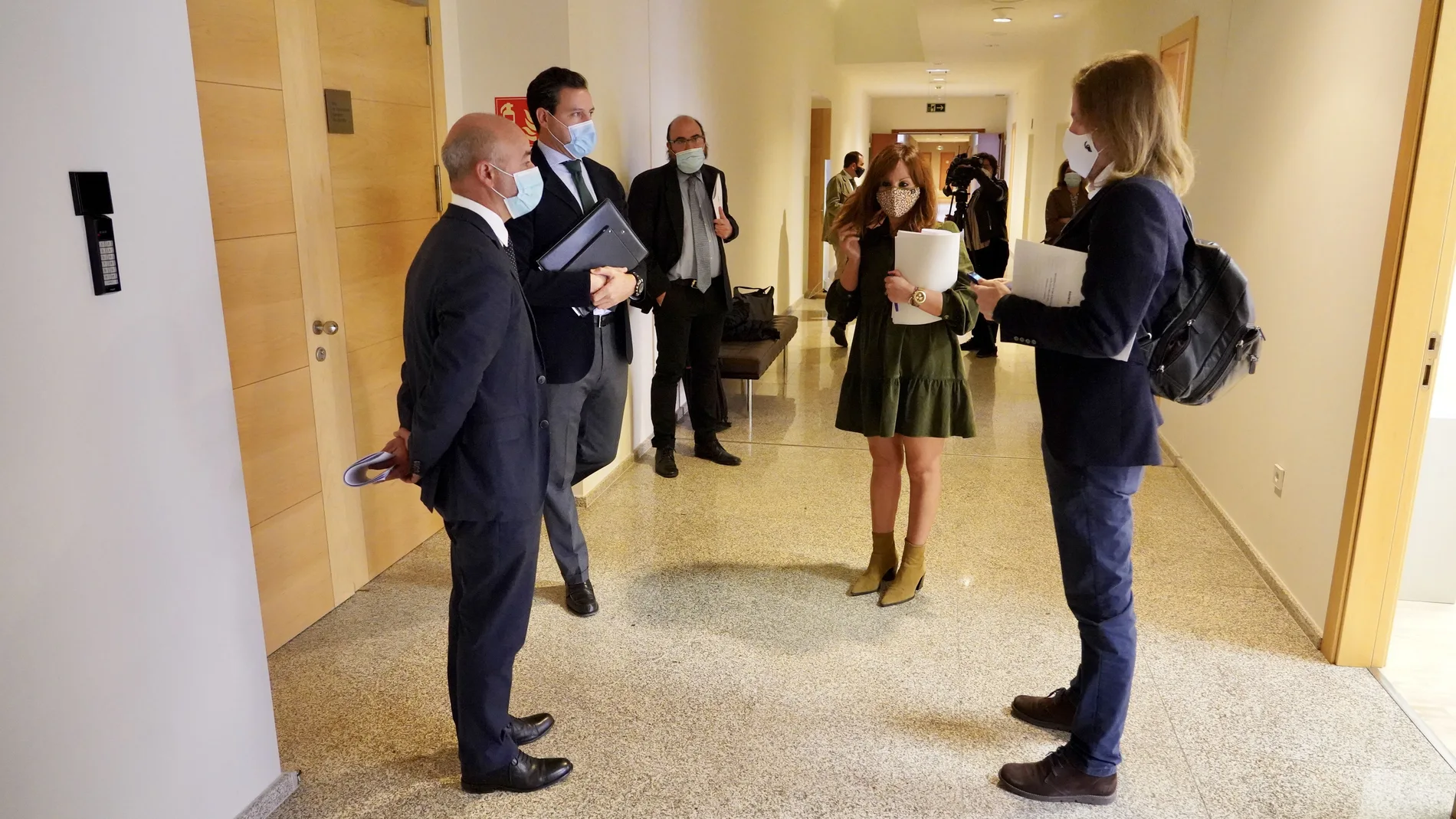 Raúl de la Hoz (PP); David Castaño (Cs), Pablo Fernández (Podemos) y Patricia Gómez (PSOE) conversan antes del comienzo de la Junta de Portavoces