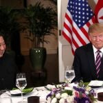 El líder norcoreano, Kim Jong Un, mira al presidente de Estados Unidos, Donald Trump, mientras se sientan a cenar durante la segunda cumbre entre Estados Unidos y Corea del Norte en el Hotel Metropole en Hanoi, Vietnam, el 27 de febrero de 2019