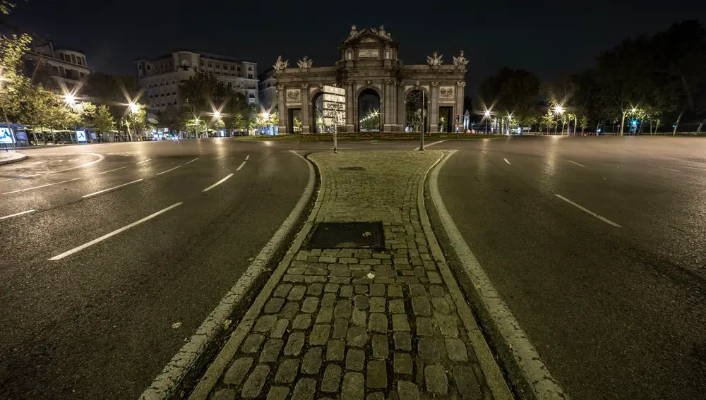 La madrileña Puerta de Alcalá vacía.