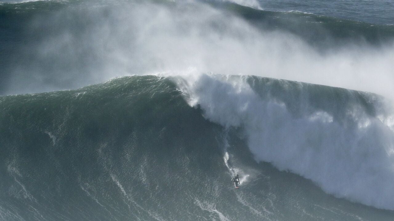 The spectacular record for the largest wave surfed by paddleboard