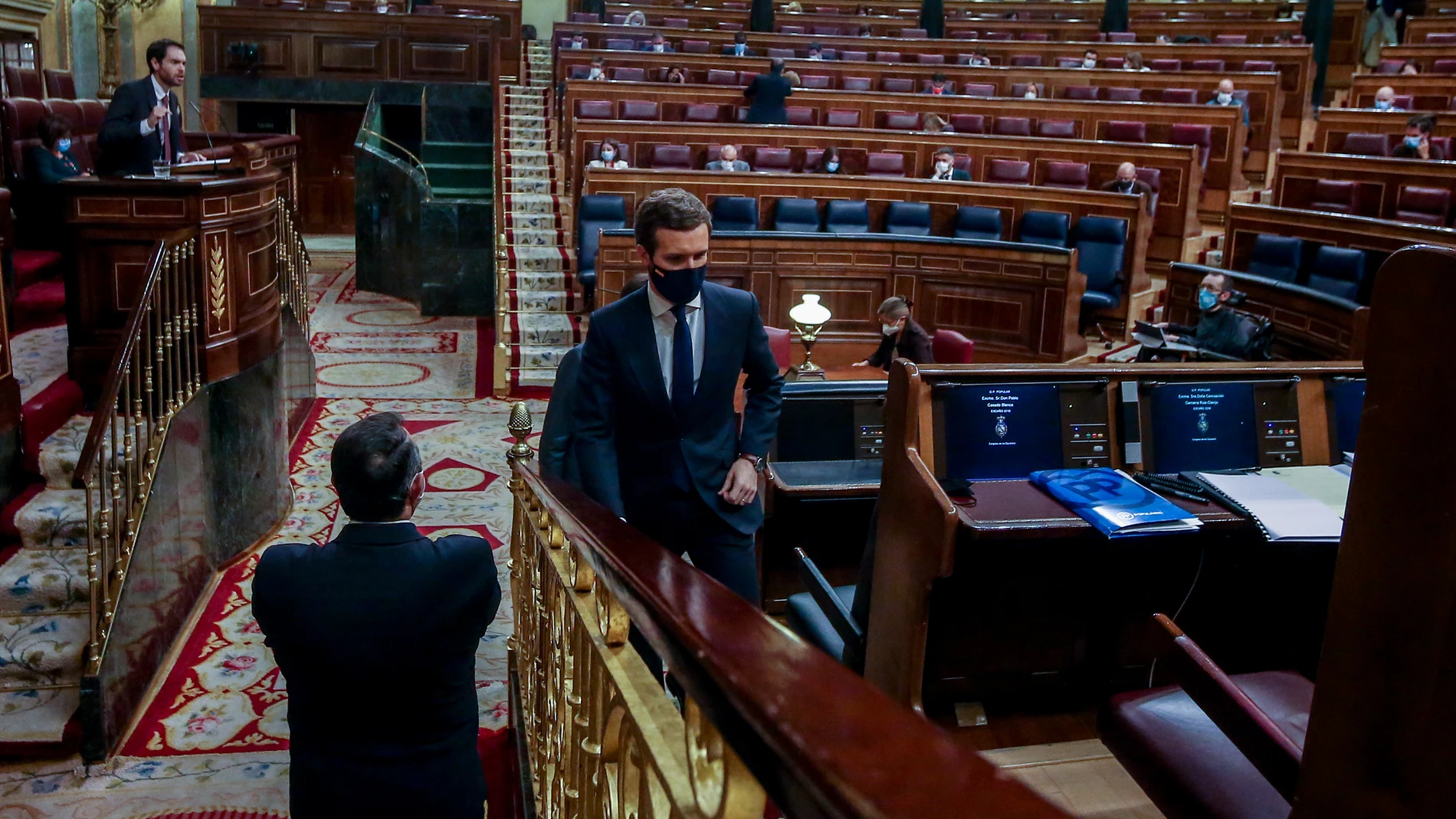 El l?der del PP, Pablo Casado, se dispone a intervenir en una sesi?n plenaria en la que el Gobierno solicita al Congreso la pr?rroga del estado de alarma debido a la crisis sanitaria del Covid-19, en Madrid, (Espa?a), a 29 de octubre de 2020. Su propuesta incluye la comparecencia del presidente cada dos meses, aunque sin votaci?n, y hasta el 9 de marzo, cuando el Consejo Interritorial de Salud ?compuesto por el Ejecutivo y los gobiernos de las comunidades aut?nomas? decidir? su prolongaci?n hasta el 9 de mayo.