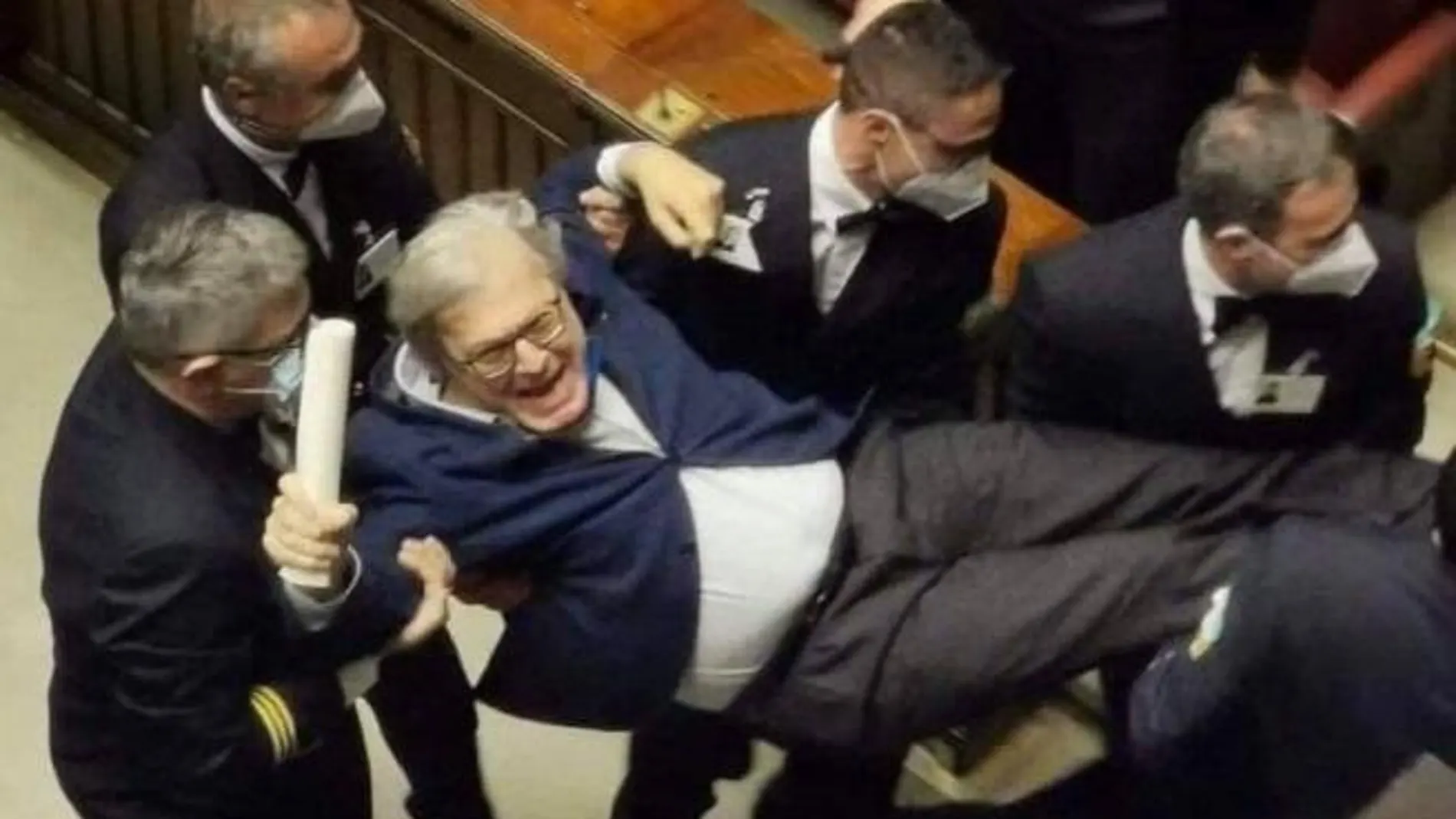 Captura del momento en el que Vittorio Sgarbi es expulsado de la Cámara.