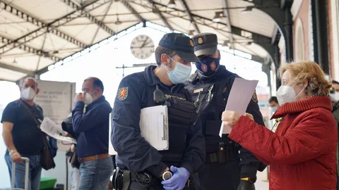 Control de la Policía Nacional en la estación de Valladolid con motivo del cierre perimetral de la región