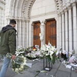 El atentado contra una basílica en Niza demuestra que la Iglesia católica es objetivo permanente de los yihadistas. En la imagen, flores depositadas ante la puerta del templo EFE/EPA/SEBASTIEN NOGIER