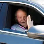 El Rey Juan Carlos, el año pasado tras recibir el alta hospitalaria después de haber sido intervenido para un triple &quot;bypass&quot; aortocoronario