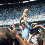 Diego Armando Maradona, con la Copa del Mundo conquistada en el Mundial de México 86