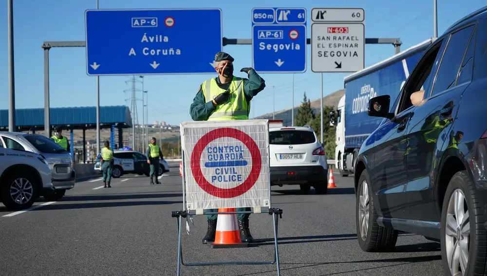 Un agente de la Guardia Civil le da el alto al conductor de un vehículo durante un control de movilidad en la carretera AP-6 de acceso a Segovia, Castilla y León, (España), a 30 de octubre de 2020. El Boletín Oficial de Castilla y León (Bocyl) publicó ayer el acuerdo por el que se regula el cierre perimetral de la comunidad castellanoleonesa desde las 14.00 horas de hoy viernes 30 de octubre hasta las 14.00 horas del 9 de noviembre.30 OCTUBRE 2020;CONTROLES MOVILIDAD;PUENTE;CASTILLA Y LEONTeresa Saez Gómez / Europa Press30/10/2020