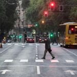 Un hombre camina por la Gran Vía Salzillo de Murcia este viernes. La Comunidad de Murcia ha iniciado esta madrugada su confinamiento perimetral regional y el de sus 45 municipios durante dos semanas para tratar de contener la desbocada carrera de contagios de coronavirus que ha llevado también en 10 localidades a prohibir el servicio en el interior de los bares y restaurantes cuando a diario se siguen batiendo récords de ingresos hospitalarios en planta y en UCI y el riesgo de colapso sanitario está cada vez más cerca. EFE/Marcial Guillén