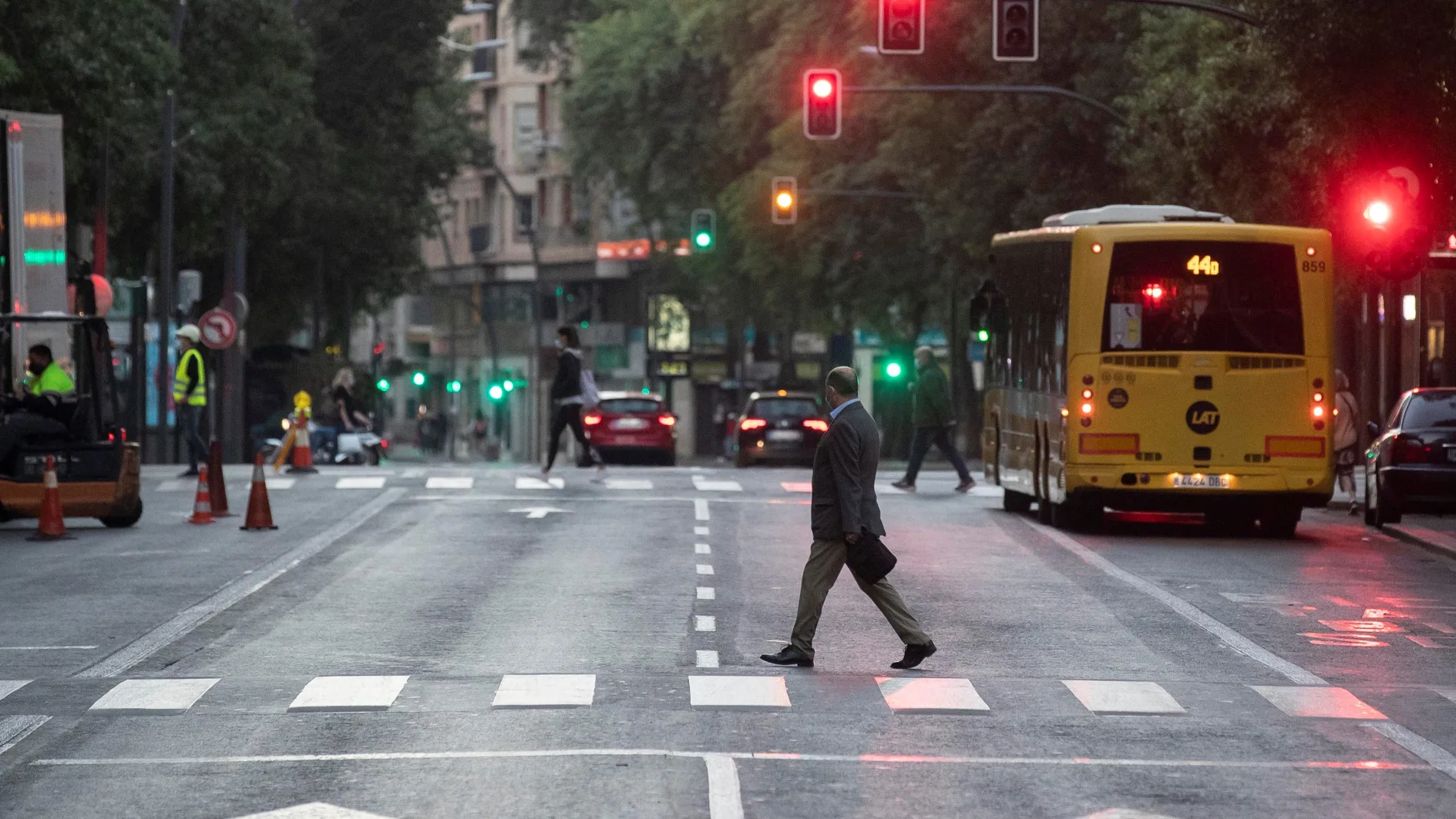 Un hombre camina por la Gran Vía Salzillo de Murcia este viernes. La Comunidad de Murcia ha iniciado esta madrugada su confinamiento perimetral regional y el de sus 45 municipios durante dos semanas para tratar de contener la desbocada carrera de contagios de coronavirus que ha llevado también en 10 localidades a prohibir el servicio en el interior de los bares y restaurantes cuando a diario se siguen batiendo récords de ingresos hospitalarios en planta y en UCI y el riesgo de colapso sanitario está cada vez más cerca. EFE/Marcial Guillén