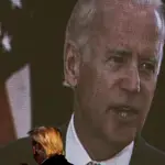La imagen del candidato demócrata Joe Biden proyectada en una pantalla durante un mitín de Donald Trump en Michigan.