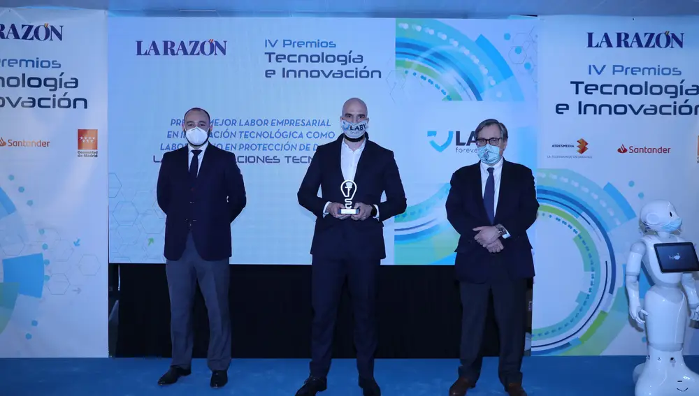 Víctor Casas Serrano, CEO de Laby Aplicaciones Técnicas, con el Premio a la mejor labor empresarial en Innovación tecnológica como laboratorio en protección de datos