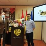 El consejero de Agricultura junto al chef Mateo Sierra impulsor de la serie
