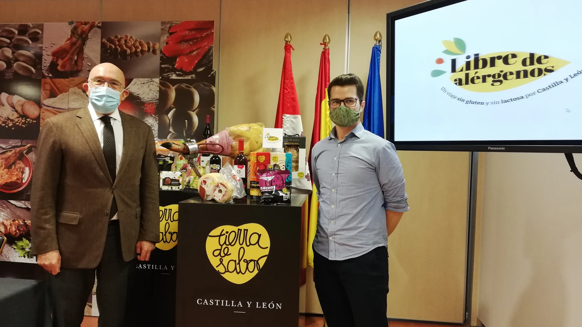 El consejero de Agricultura junto al chef Mateo Sierra impulsor de la serie