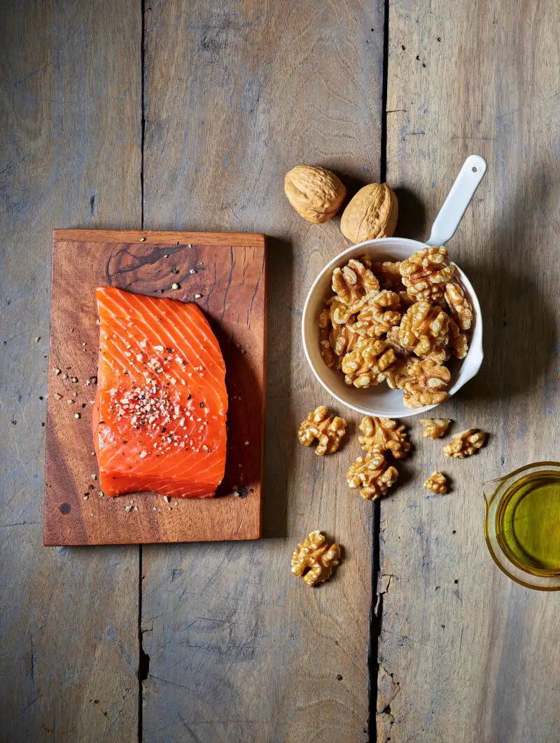 Comer alimentos ricos en antioxidantes y ricos en Omega 3 ayuda a mantener las conexiones neuronales en forma